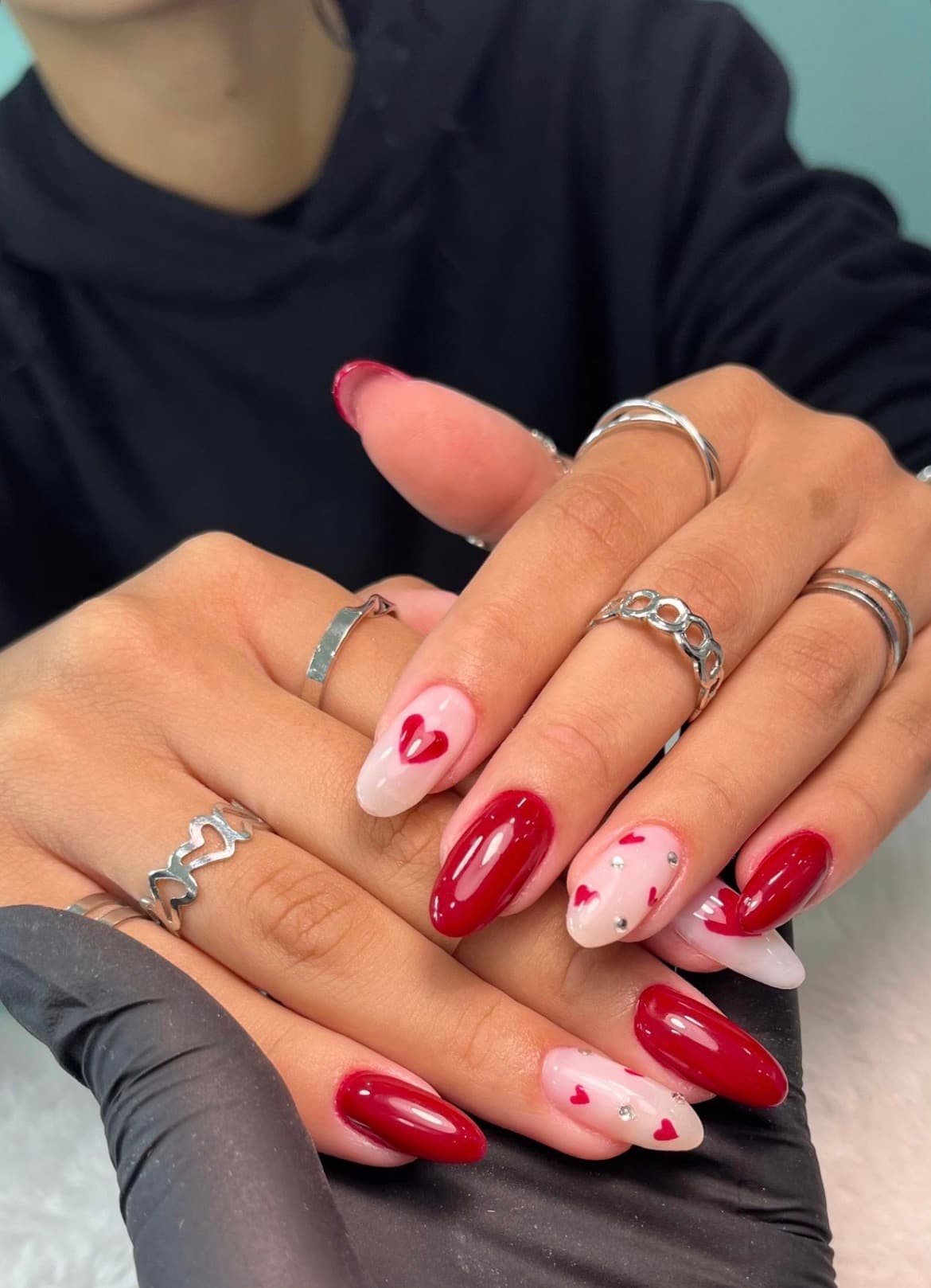 Unhas amendoadas vermelhas e rosa com corações desenhados