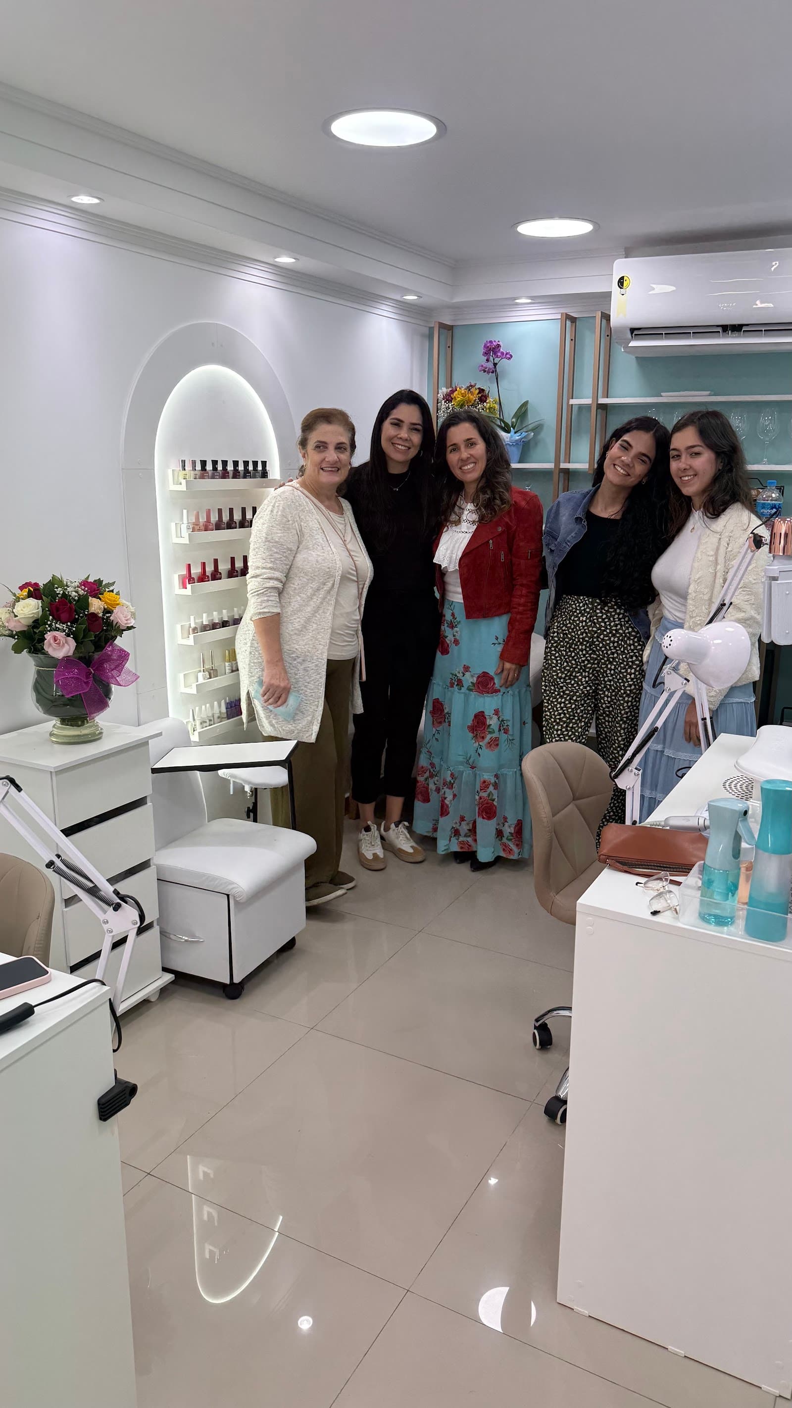 Equipe do espaço reunida na esmalteria