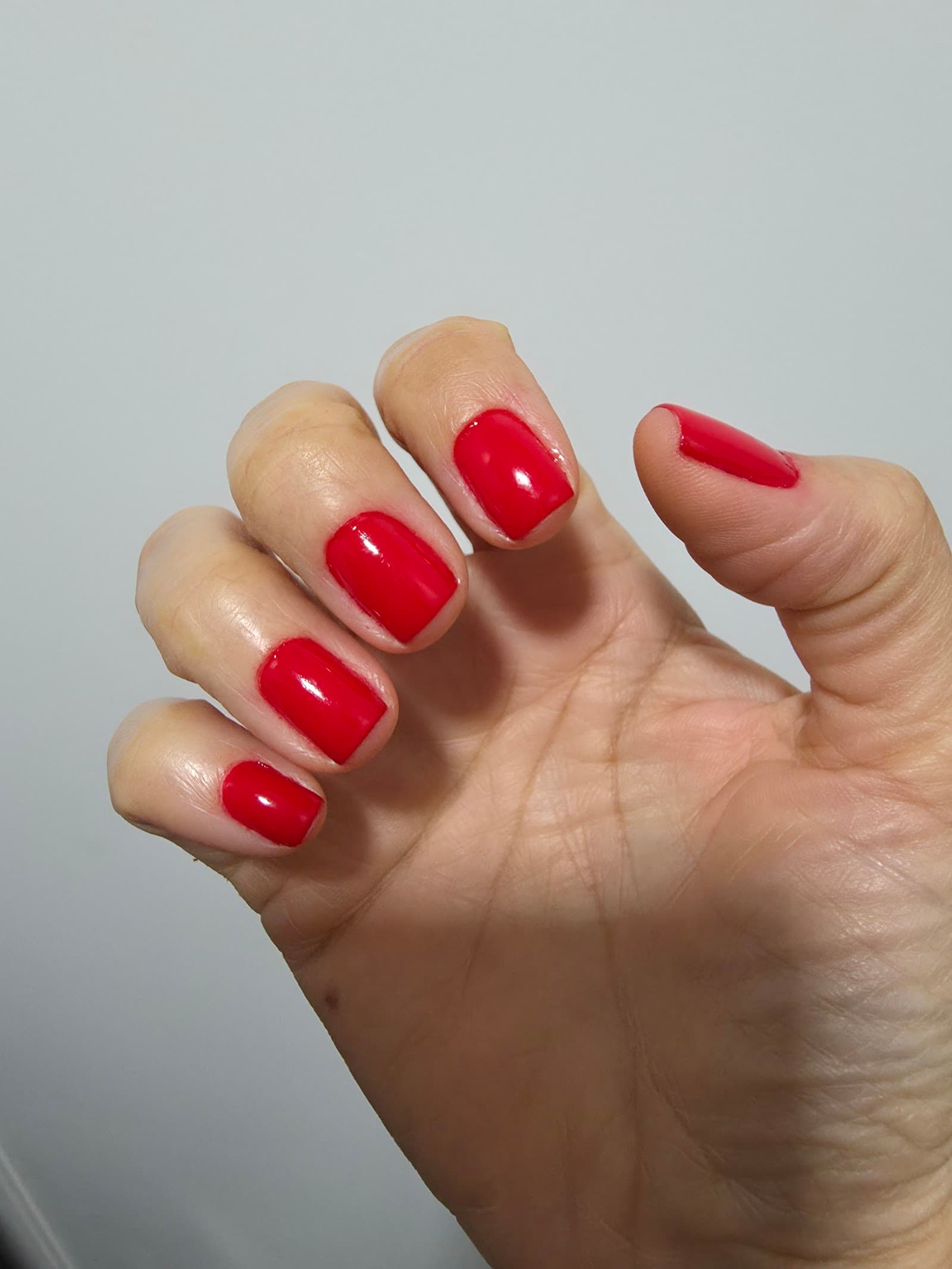 Unhas vermelhas curtas e brilhantes
