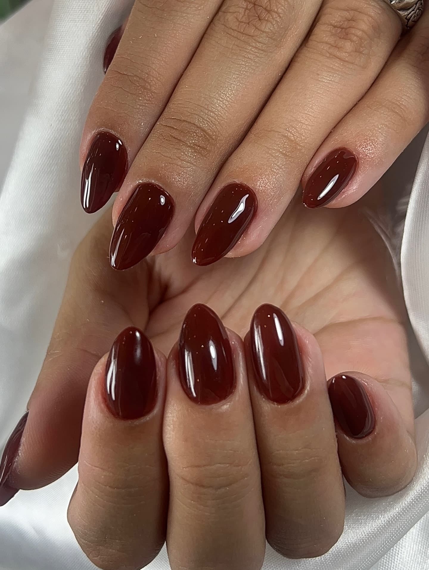 Unhas em gel cor de vinho com acabamento brilhante